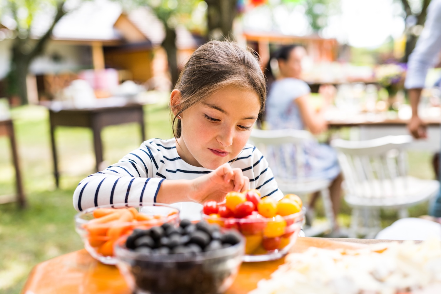 bambina che mangia frutta