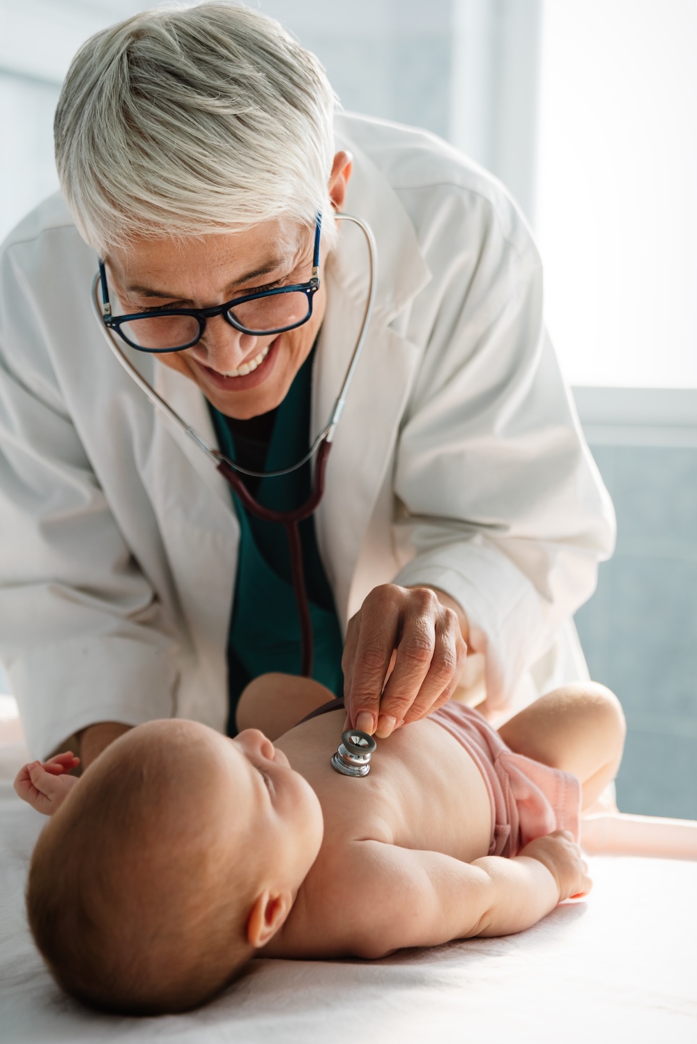 dottoressa che ausculta i polmoni di una neonata