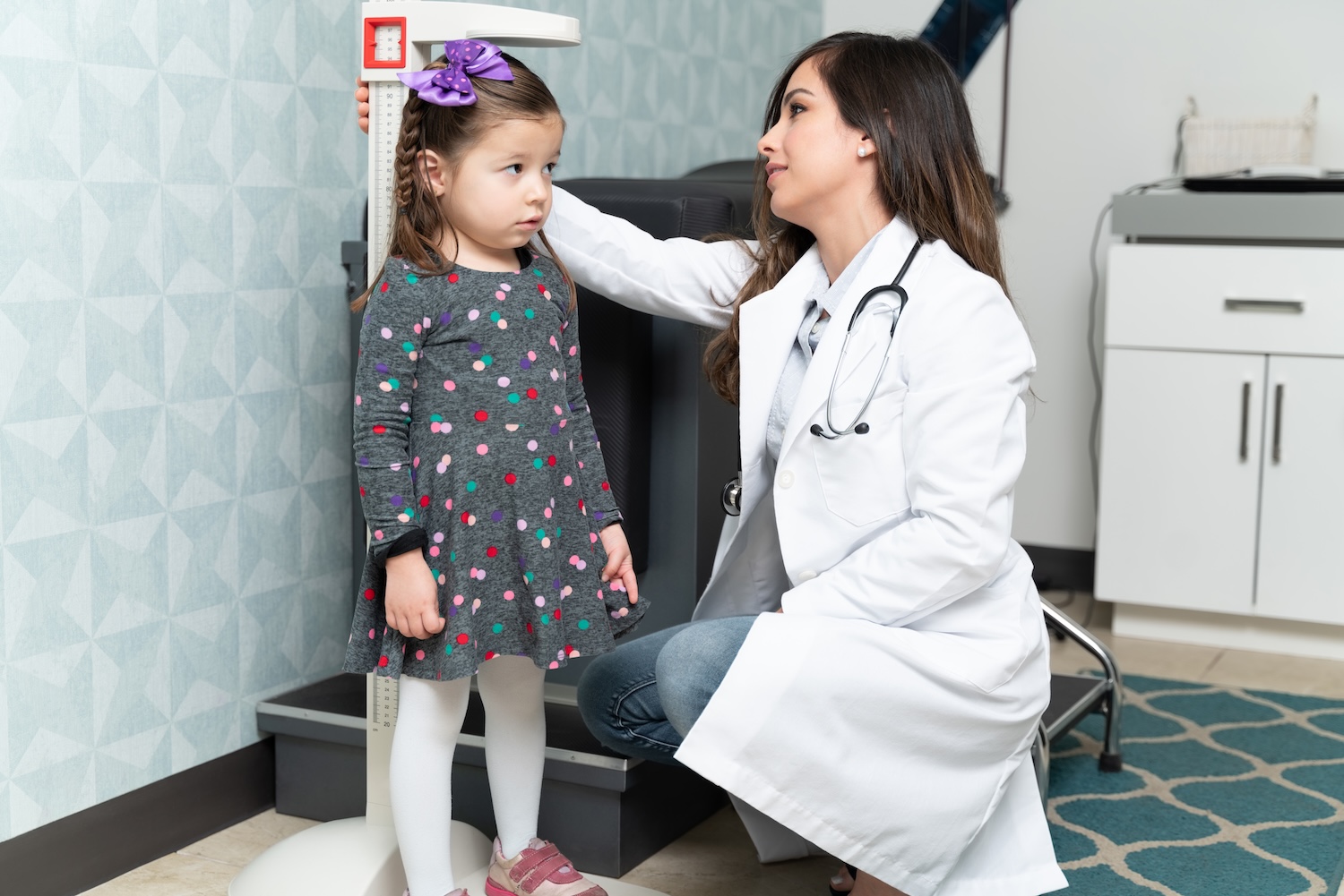 dottoressa che misura l'altezza du una bambina